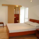 & Lucija بيت ضيافة 3*